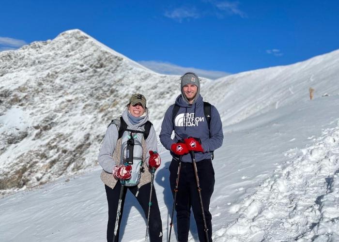 布奇在雪山中徒步旅行