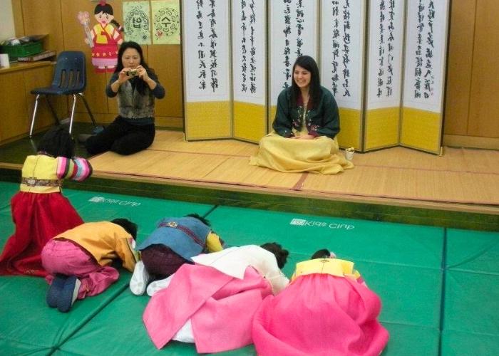 参加农历新年传统活动的年轻韩国学生.